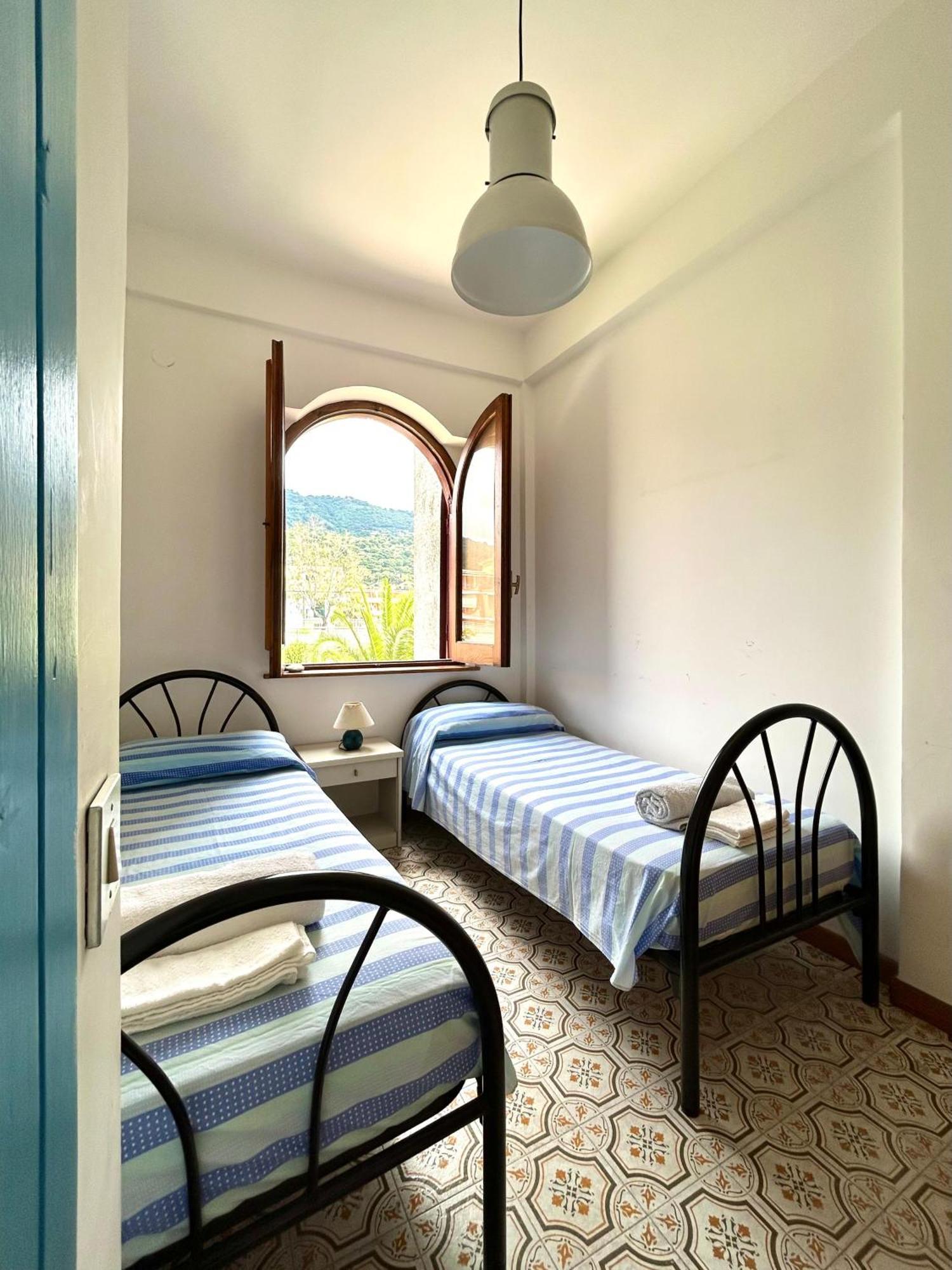 Vista Mare Su Tre Piani Con Giardino Villa Фалерна Екстериор снимка